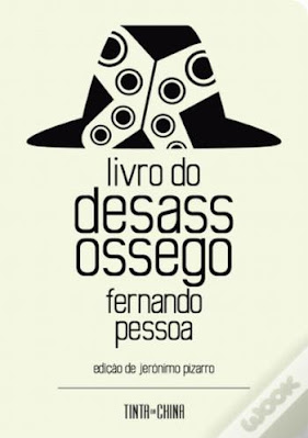 capa do livro "Livro do Desassossego", de Fernando Pessoa, publicado pela Tinta da China. Uma imagem enigmática e intrigante que reflete a profundidade e complexidade desta obra clássica da literatura portuguesa. Ideal para aqueles que desejam superar o medo dos clássicos literários e embarcar em uma jornada de reflexão e autoconhecimento.