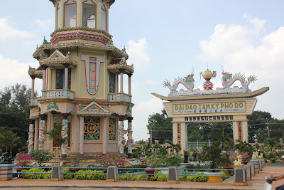 Puerta de acceso al templo Divino Cao Dai