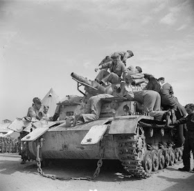 Examining a captured Panzer IV on 16 March 1942 worldwartwo.filminspector.com