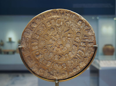 Ο δίσκος της Φαιστού (αρχαιολογικό μουσείο Ηρακλείου, πηγή: Wikimedia Commons)