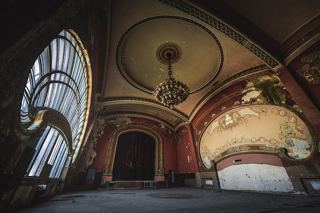 Inside the casino full of hauntingly abandoned in Romania pic 4