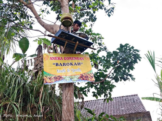 foto orang jual gorengan di atas pohon