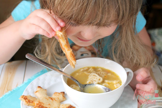 Pair @Campbells Organic Kids Soup with snowflake shaped grilled cheese sandwiches for a fast & fun weekend lunch. #ad