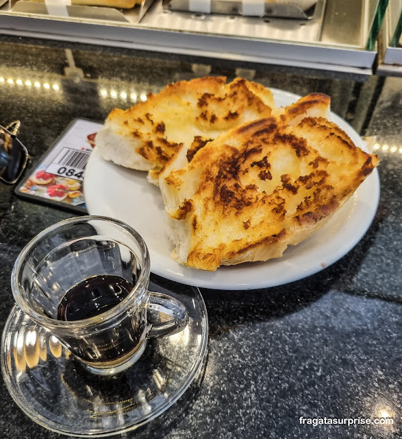 Pão na chapa com café em São Paulo