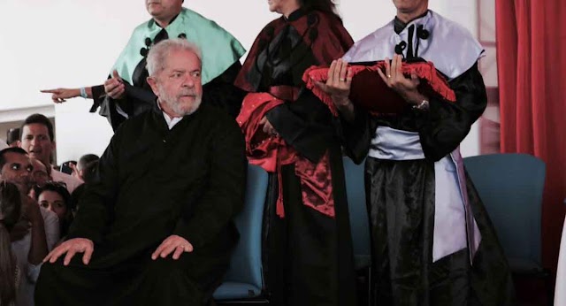 LULA RECEBE TÍTULO DE DOUTOR HONORIS CAUSA EM UNIVERSIDADE FEDERAL DE SERGIPE