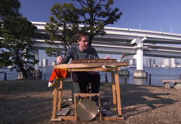 Chopstick Piano  - เปียโนทำด้วยตะเกียบและอุปกรณ์เหลือใช้