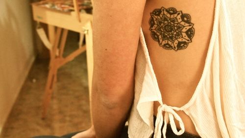 Tatuagens femininas de mandalas 