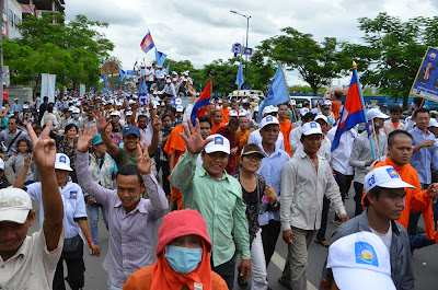 Crowds of supporters follow Sam Rainsy convoy