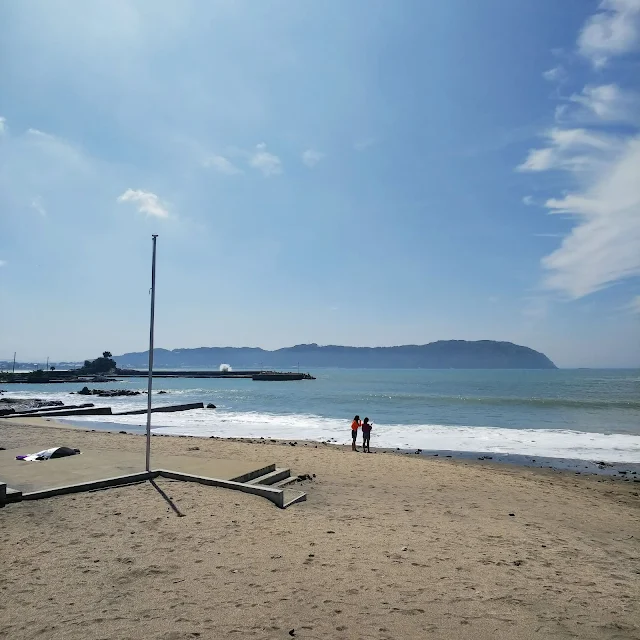 豊岡海水浴場から見た逢島