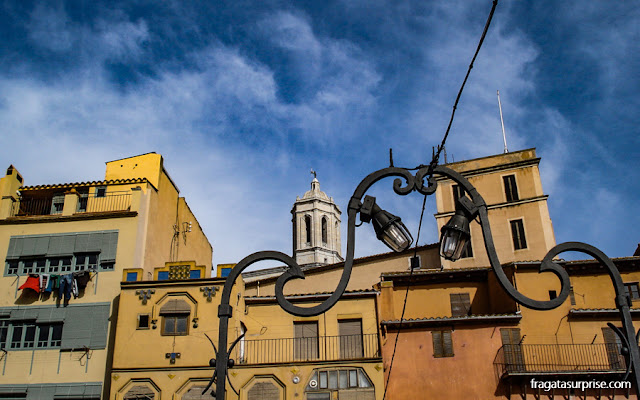 Casario à beira do Rio Onyar, em Girona, Catalunha