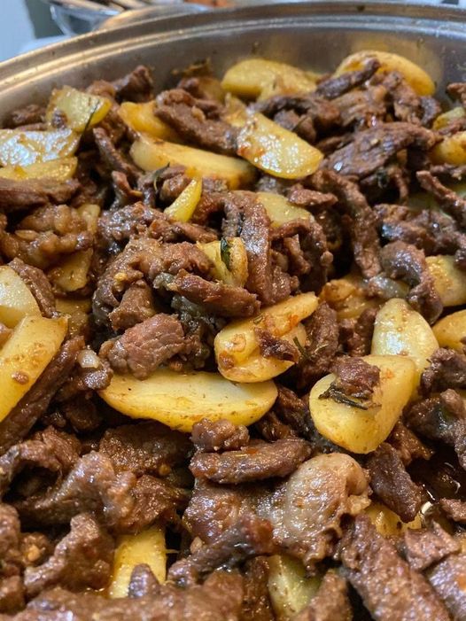 GARLIC BUTTER STEAK AND POTATOES SKILLET