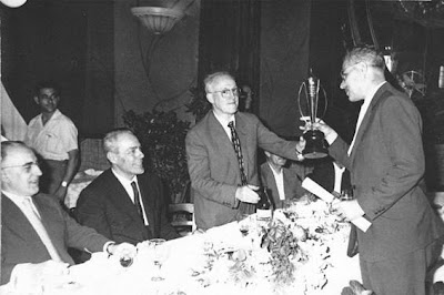 Argüelles entregando al presidente del Club Ajedrez Sant Andreu, J. Ballbé, del trofeo y diploma conquistados por su club