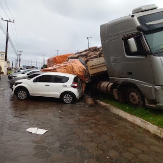   Mais de 10 veículos são atingidos por carreta desgovernada na BR-135, em São Luís