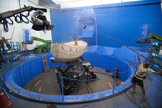 60 Iconic Behind-The-Scenes Pictures Of Actors That Underline The Difference Between Movies And Reality - The actual ocean set of Life of Pi