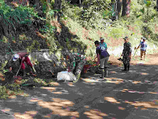 Pembersihan selokan dan sampah Sektor 23/pembibitan dan Sektor 1 Satgas Citarum Harum 