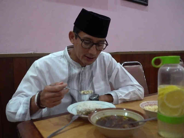 Sandiaga Salahuddin Uno Makan Rawon Guling Bu Nikmah di Pasuruan