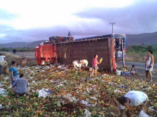 Caminhão carregado de frutas e verduras tomba na estrada que liga Cocal à Viçosa do Ceará
