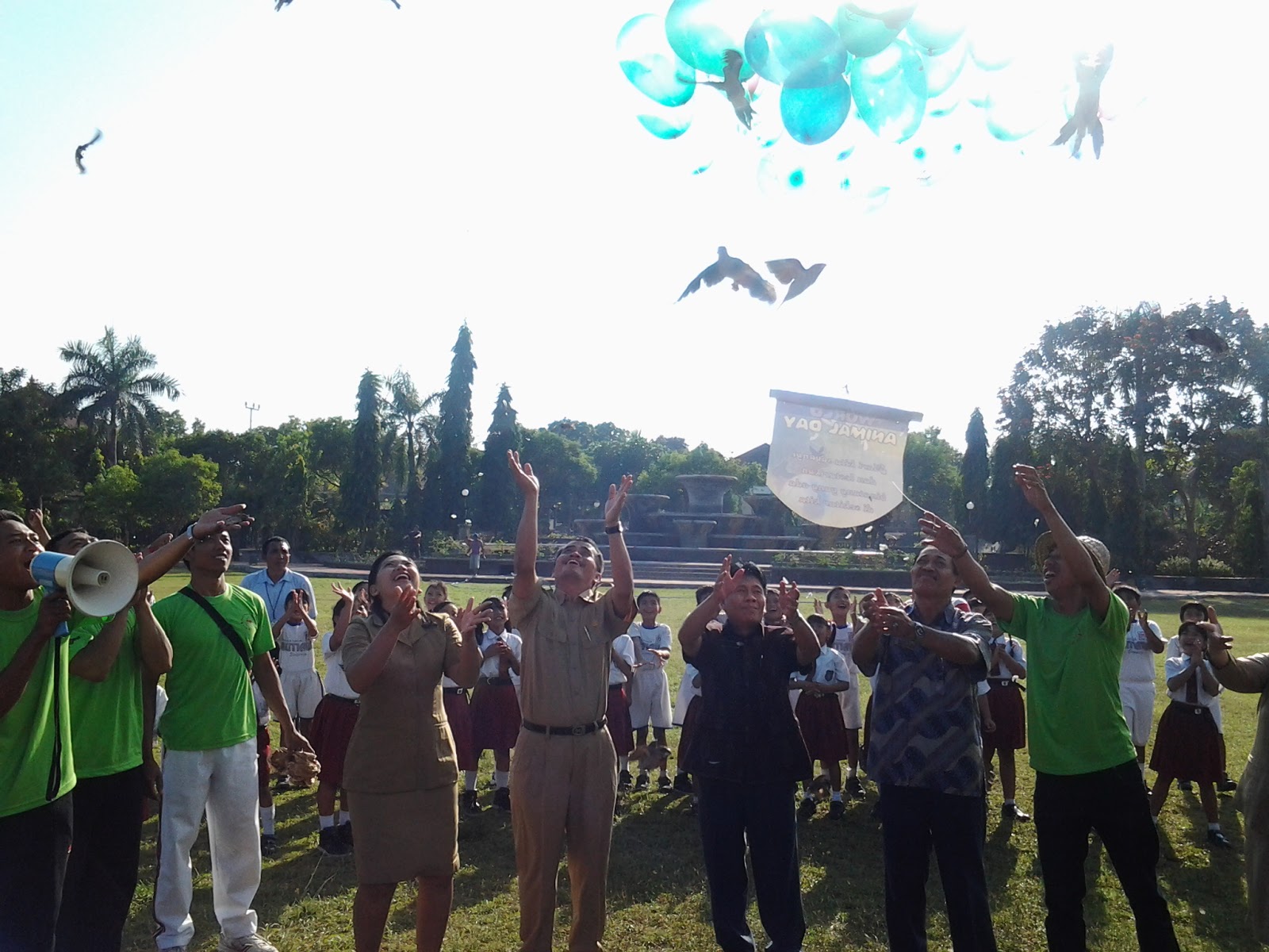 dengan pelepasan 100 ekor burung oleh aktivis lingkungan dan murid murid sekolah dasar di Taman Kota Singaraja Kabupaten Buleleng Bali Kamis