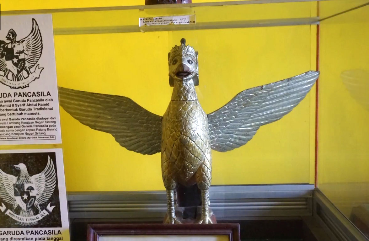 Patung Garuda Dari Depan