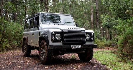 Setelah 7 dekade Land  Rover  Defender akhirnya Pensiun 