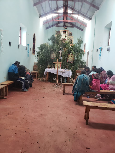 Auch kirchliche Traditionen sind in den Bergen Boliviens tief im Brauchtum des Volkes verankert. Wie hier in Oke Orco de Quillacas Bolivien einem Dorf, wo nur wenige Familien leben. Die Karfreitags Prozession wird mit oder ohne Priester durchgeführt, wie es schon hunderte von Jahren gemacht wird.