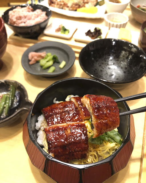 うな丼、赤い器