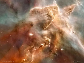 Esta é uma foto da majestosa nebulosa Carina, um titã gelado de hidrogênio e poeira na Via Láctea, capturada pelo Hubble.