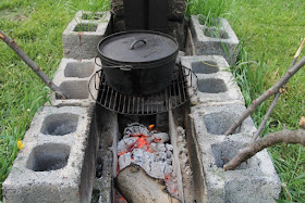 Dutch oven hobo fire configuration