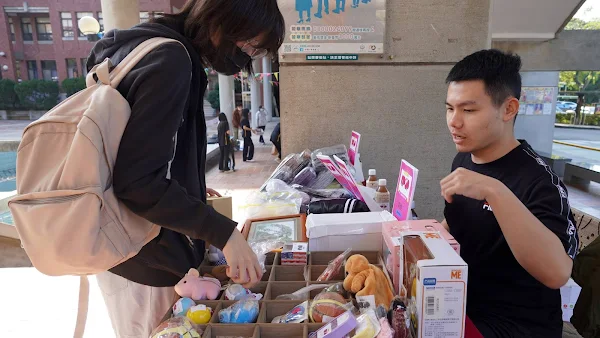 ▲大葉大學企管系市集吸引許多人前往尋寶。（記者林明佑翻攝）