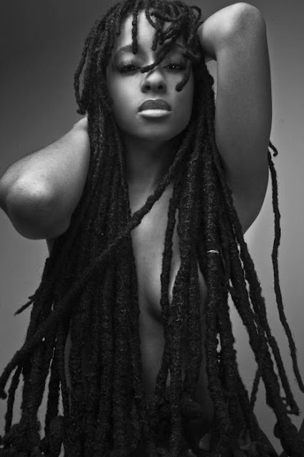 mujer con pelo afro rastas