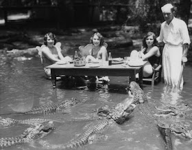 Niños jugando con caimanes a principios del siglo XX