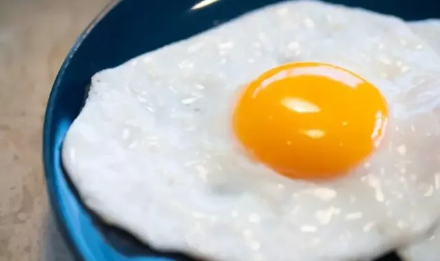 cook eggs