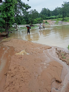 मानव श्रंखला बनाकर नदी पार करने को मजबूर ग्रामीण