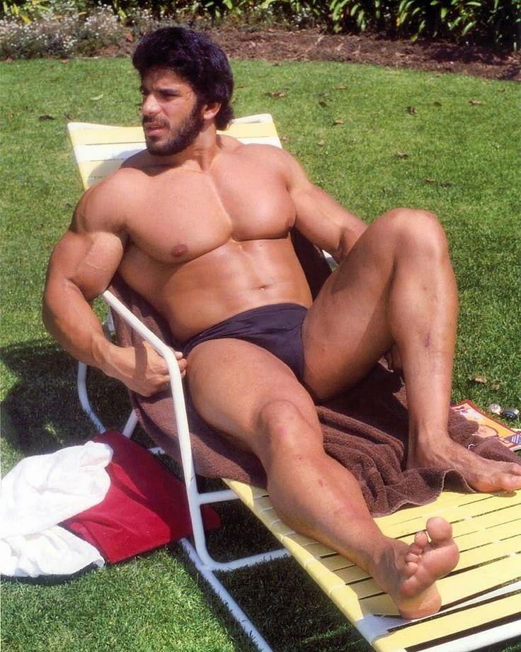 macho en calzoncillos tomando el sol