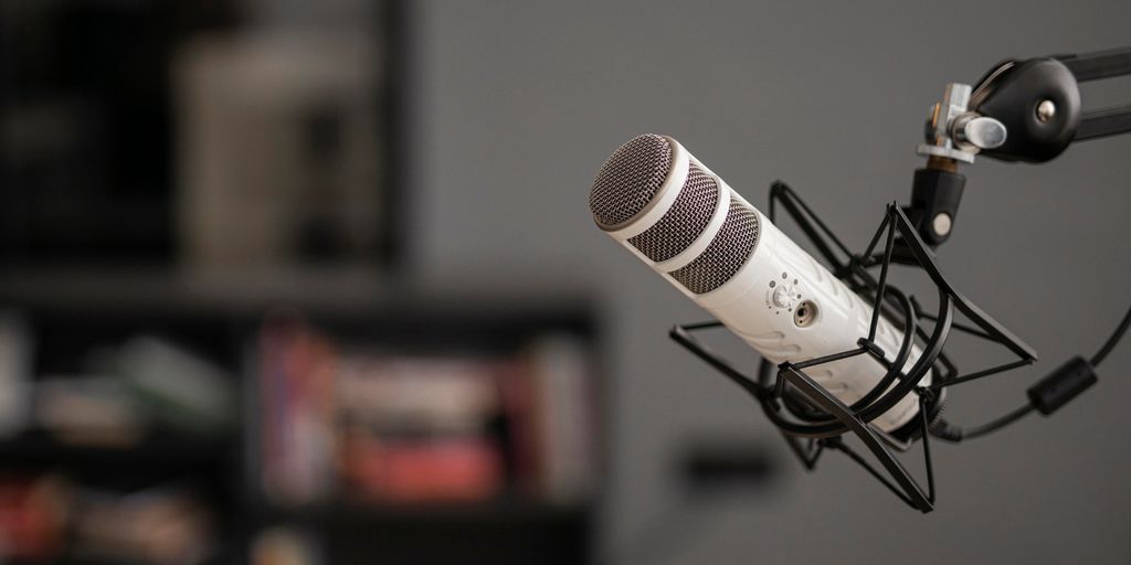 25 Expert Tips to Use Podcasts to Market Your Business