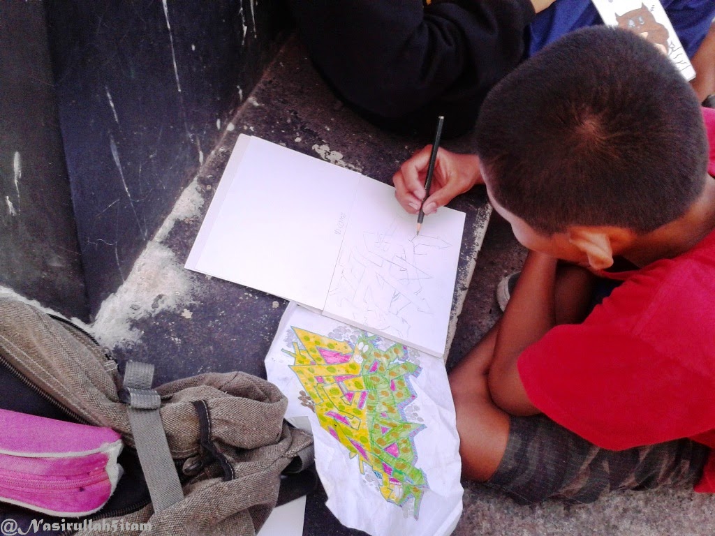 Sekumpulan anak sedang latihan membuat Sketsa