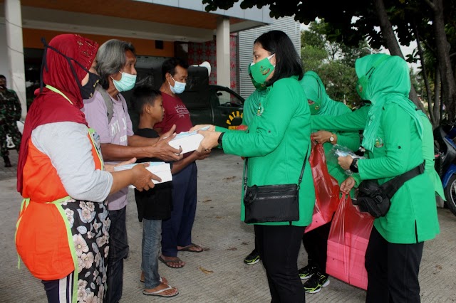 Persit KCK Cabang XLVII Dim 0726 Sukoharjo berbagi menu buka puasa dengan warga di Simpang Lima