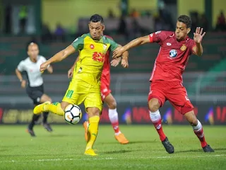 Kedah meletakkan sandaran ke atas Sandro (kiri) untuk mengetuai serangan mereka merobek gawang Kelantan, Ahad ini.