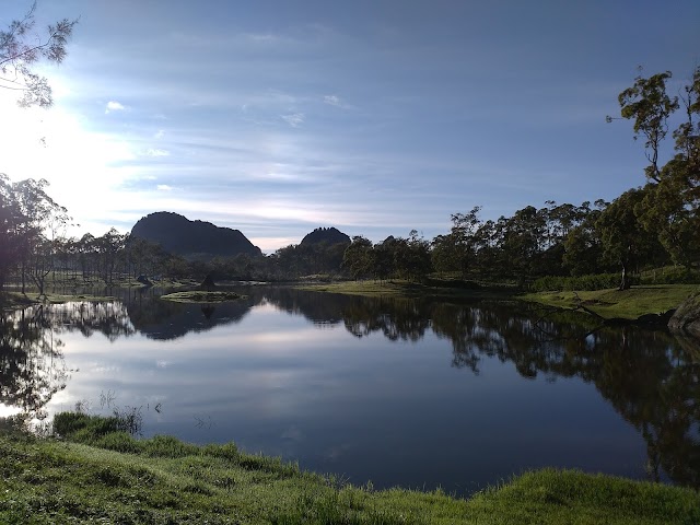 Pemandangan Danau Oelnonon, Perpaduan Danau dan Pegunungan 