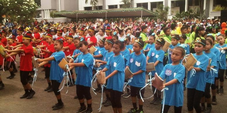 http://regional.kompas.com/read/2014/04/20/1540107/Tari.Buku.oleh.1.000.Pelajar.Surabaya.Cetak.Rekor.Muri?utm_source=WP&utm_medium=box&utm_campaign=Kknwp