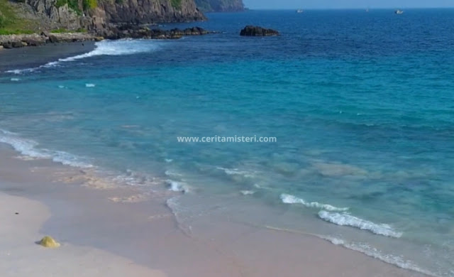 Pemandangan pantai berpasir putih dengan laut biru toska di Pulau Sangiang, Serang