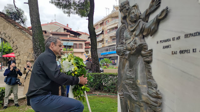 Νάουσα: ο Κ. Μητσοτάκης κατέθεσε στεφάνι στο Μνημείο προς τιμήν των θυμάτων του Ποντιακού Ελληνισμού