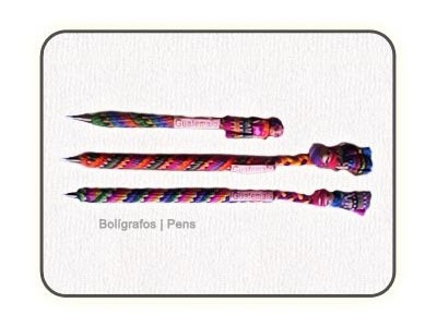 Bolígrafos con fondo de tela tipica, decorados con muñecos