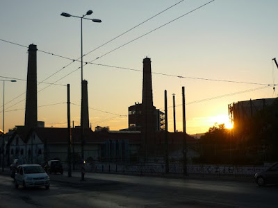 Zona de Technopolis en la ciudad de Atenas a la puesta de Sol