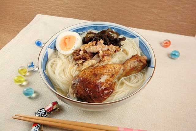 丼に茹でたそうめん、ローストチキン、茹で卵、黒きくらげをトッピングして完成