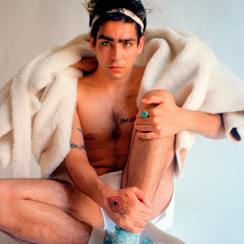 Omar Ayuso sem camisa e apenas de cueca em foto para ensaio sensual