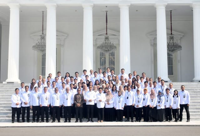 Penuh Haru! Presiden Jokowi dan Ibu Iriana Pamitan dengan Keluarga Besar Istana 