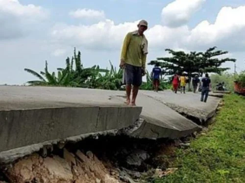 Jalan Tiba-Tiba Ambles, Babinsa dan Warga Laren Langsung Turun Tangan