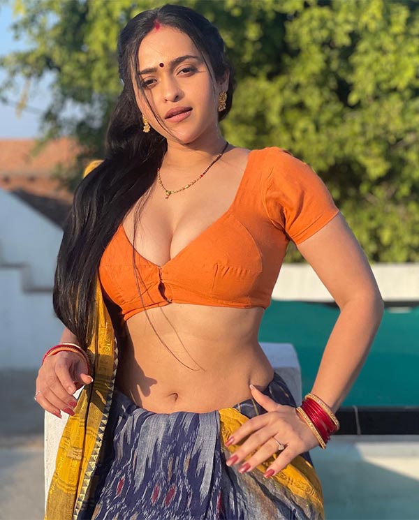 15 beautiful and hot photos of Prajakta Dusane in saree - actress from  Patra Petika (Ullu app).