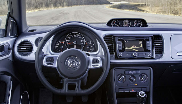 2013_Volkswagen-Beetle_Fender_Edition_Dashboard